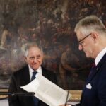 Prinz Liechtenstein liest aus der Verleihungsurkunde und überreicht den Preis an Rocco Buttiglione