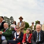 Ordensritter und -freunde bei der Begrüßung im Schlosspark von Laxenburg