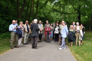 Georg Schaller erklärt die Gartenarchitektur des Schlossparks