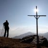 Ein Bergwanderer blickt am Montag, 7. Maerz 2011, bei einer Rast auf einer Anhoehe in Guscha oberhalb Maienfeld auf die dunstverhuellten Pizolkette und den Flaescherberg. (KEYSTONE/Arno Balzarini)